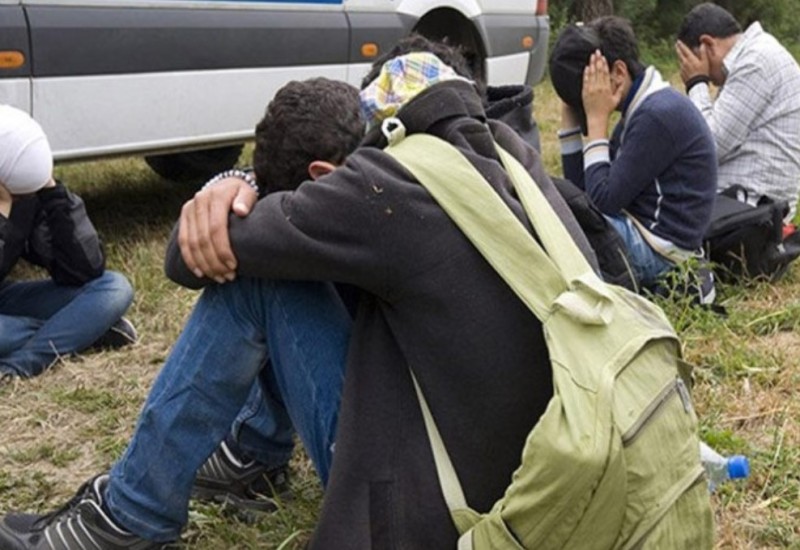 Kleče pored kamiona: Policija “na nogama” zbog snimaka zlostavljanja migranata