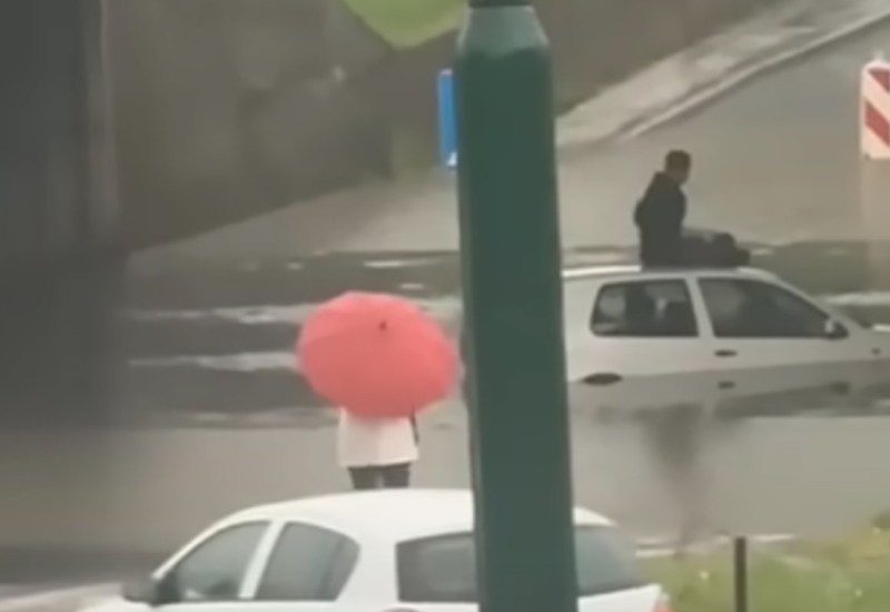 Haos u Sarajevu: Auto potopljen, vozač se popeo na krov (VIDEO)