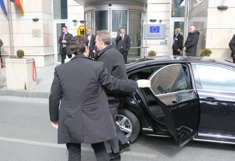 Građani kupuju krševe, zvaničnici se časte skupocjenim limuzinama