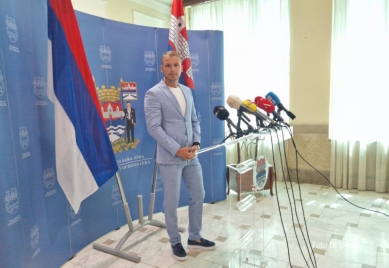 Krenuli su “đonom u lice”: Stanivuković pozvao narod ispred Gradske uprave