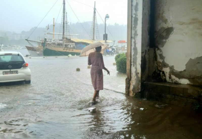 DUBROVNIK: Voda počela ulaziti u kuće