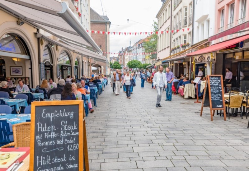 Vlasnik restorana u Njemačkoj konobarima nudi platu od 11.000 evra: “Nema radne snage”