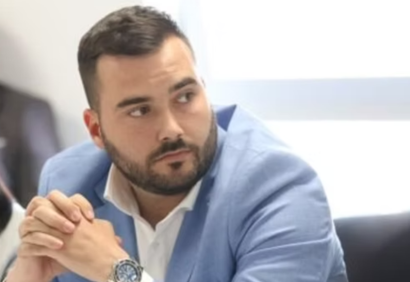 Zeljković ispred GOB-a: „Prebaciti novac za prevoz na bazen i OTVORITI ga ODMAH!“ VIDEO