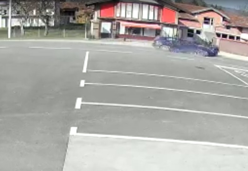 Stravična saobraćajka motocikliste i automobila