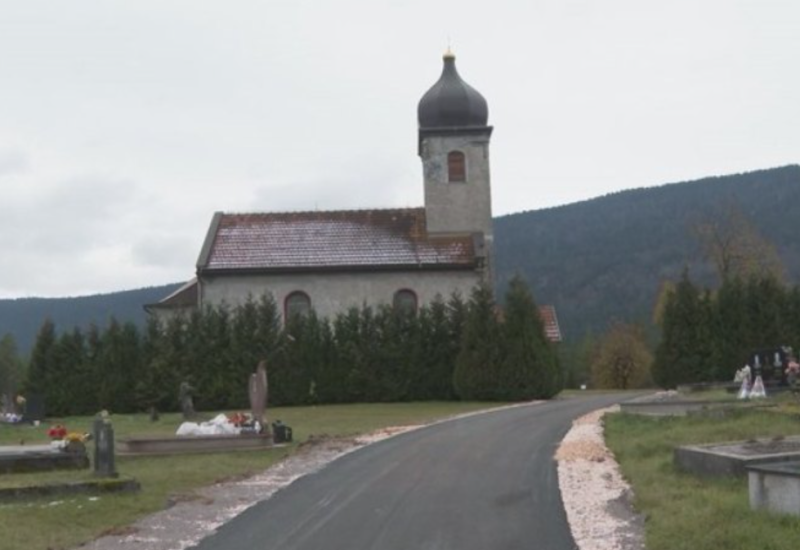 Asfaltiran put do hrama Preobraženja Gospodnjeg u selu Kolunić