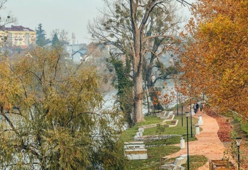 Završeni svi radovi: Čaroban jesenji izgled plaže između Gradskog i Zelenog mosta