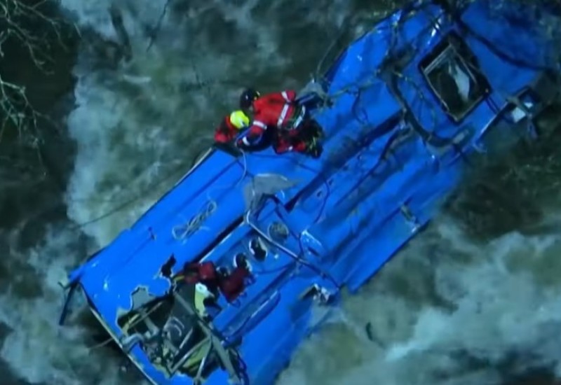 Autobus pao sa mosta u rijeku: Stradalo šest osoba VIDEO