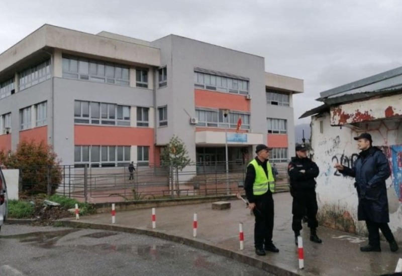 Srednjoškolci evakuisani zbog dojave o bombi