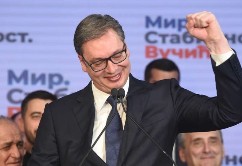 “ČETIRI GODINE, GODINE DUGE” Vučić vozio ulicama Beograda, pa zapjevao s ministrom (VIDEO)