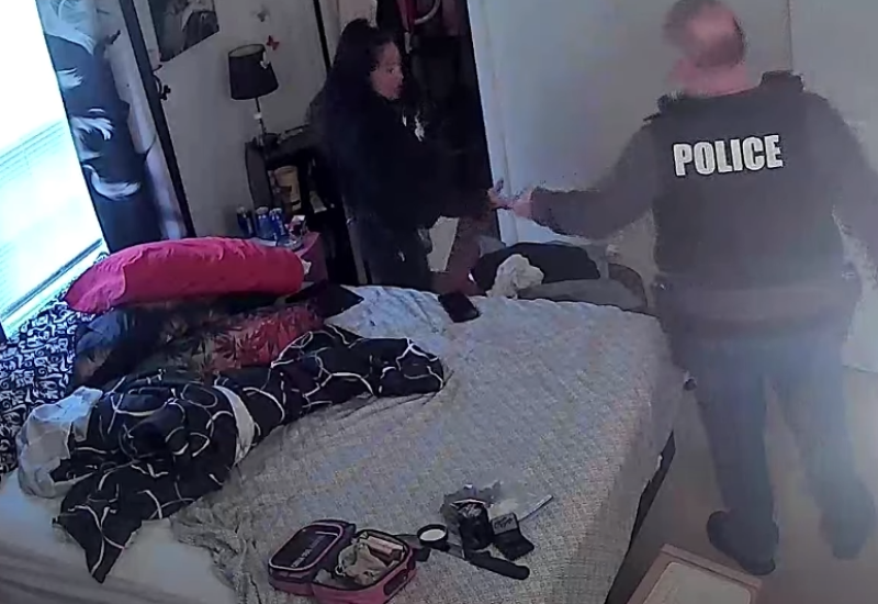 Policajci uhvaćeni u nevjerovatnoj akciji: Dala mu je telefon, pa šapnula šta će da uradi (VIDEO)