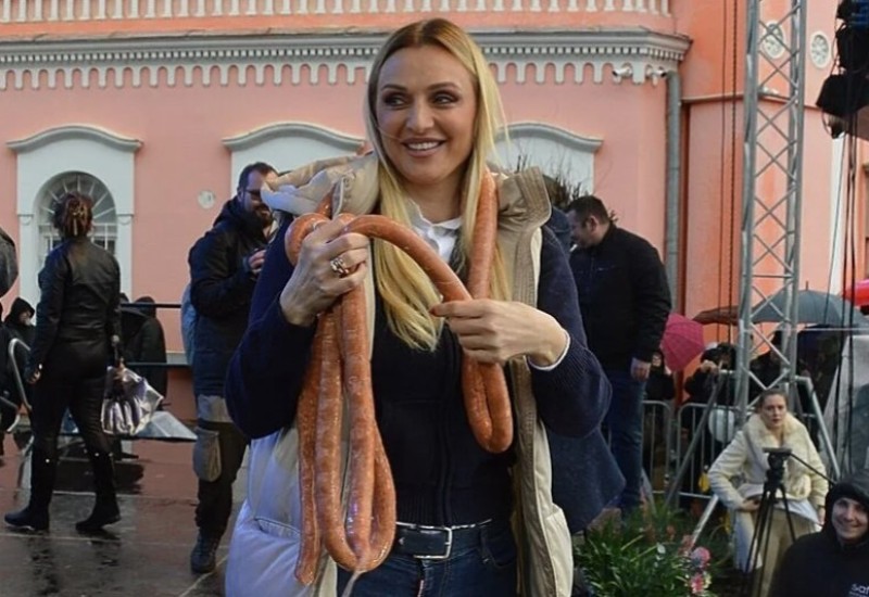 Srpska političarka hit na društvenim mrežama zbog fotografije sa Kobasicijade