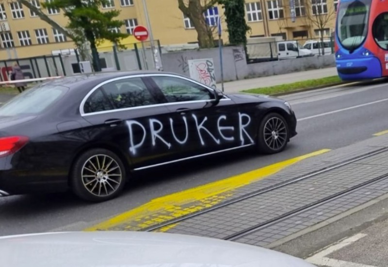 Osveta ili neslana šala: Poruka na mercedesu privukla puno pogleda