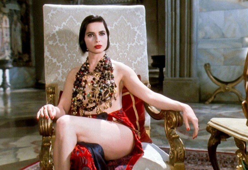 Najljepša žena 20. vijeka prešla u ilegalu i živi s 1.500 kokoški