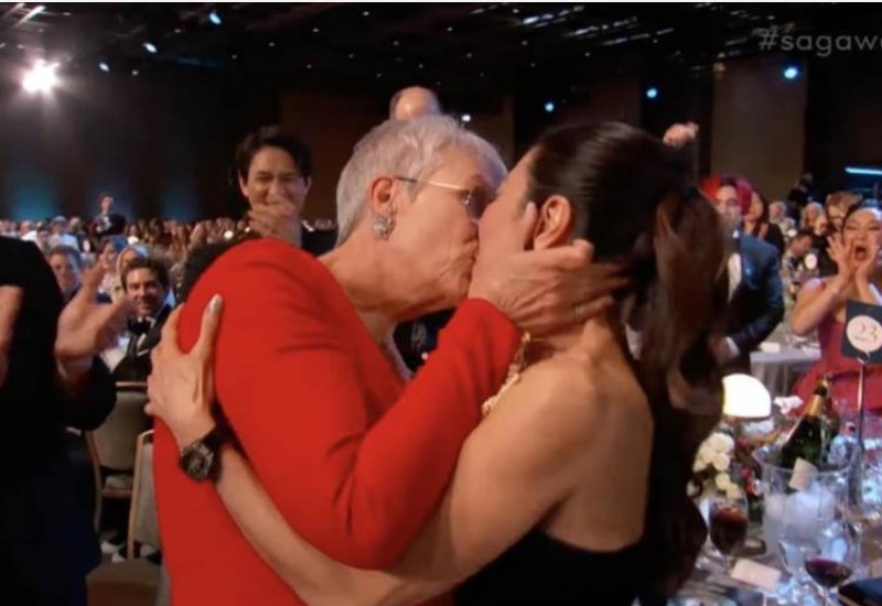 Strasteni poljubac holivudskih glumica uzdrmao društvene mreže VIDEO