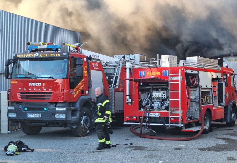 Osam povrijeđenih u požaru zbrinuto u bolnici (VIDEO)