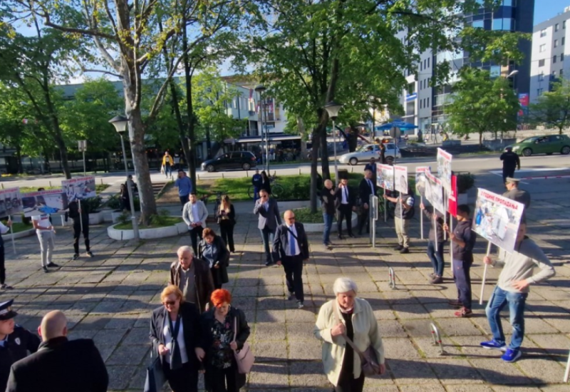 Policija morala reagovati: Grupa Banjalučana sa transparentima ispred dvorane Borik (FOTO/VIDEO)