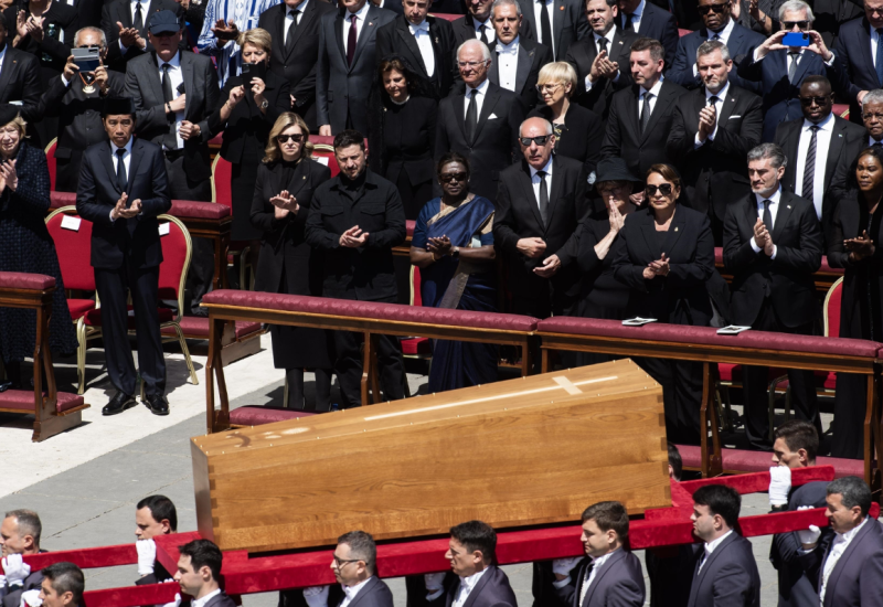 Svjetski lideri na meti kritika: Ljudi ne mogu da vjeruju šta rade dok prolazi kovčeg sa tijelom pape Franje