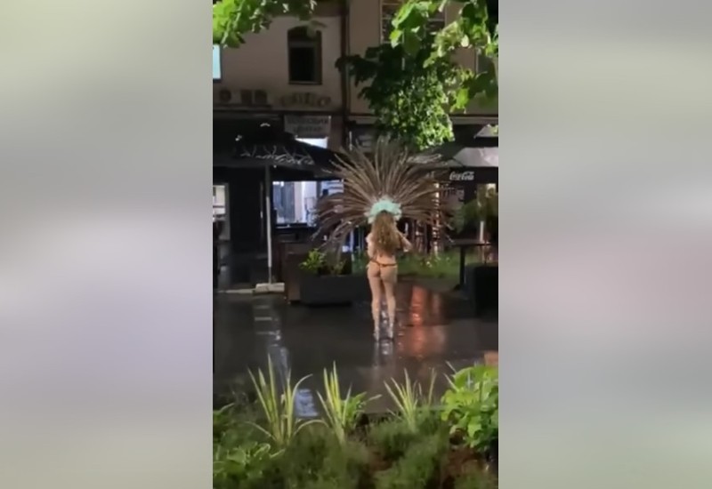 Ples u centru grada: Uprkos kiši, počeo “Banjalučki karneval” (VIDEO)