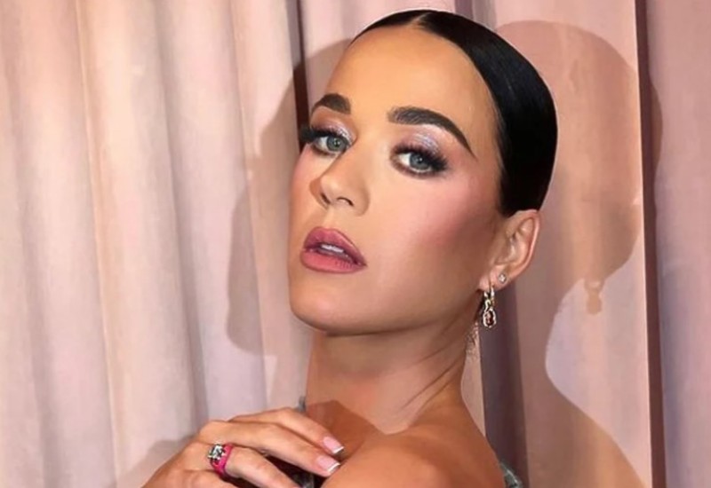 Katy Perry voli biti u centru pažnje: U Parizu se pojavila bez majice, grudi jedva obuzdala