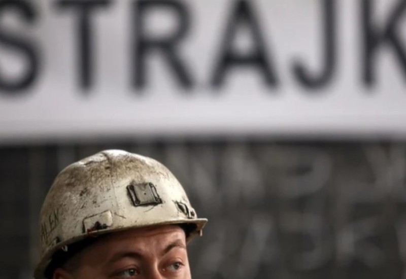 Protest: Rudari drugu noć proveli u jami zbog neisplaćenih plata