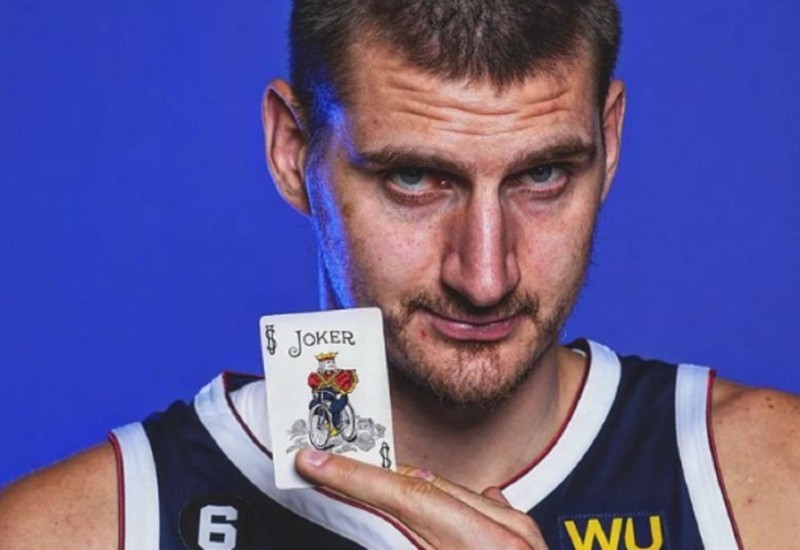 Za jednu Jokićevu platu, prosječan čovjek treba da radi više od 400 godina