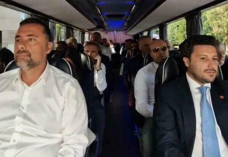 Mudar ili bezbjednosno rizičan potez: Svi članovi crnogorske vlade autobusom otišli na sjednicu