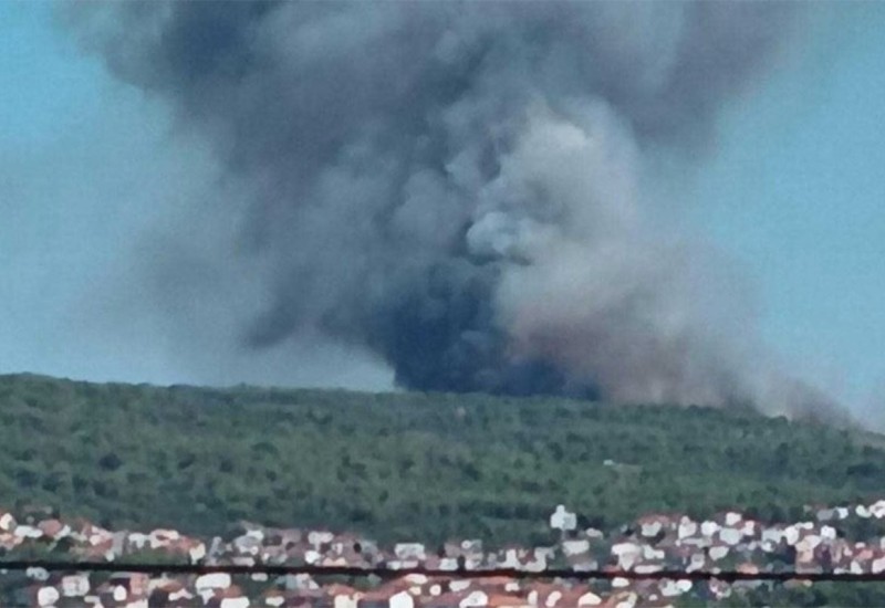Izbio požar na Čiovu, gase ga sve raspoložive snage (VIDEO)