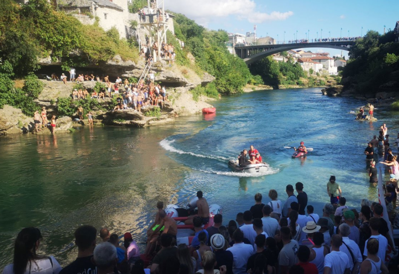 Drama tokom skokova sa Starog mosta: Muškarac se počeo utapati, publika ga spasila