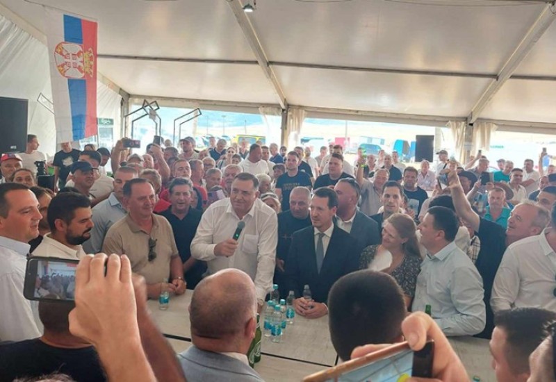 Dodik u Stričićima zapjevao „Ne može nam niko ništa“