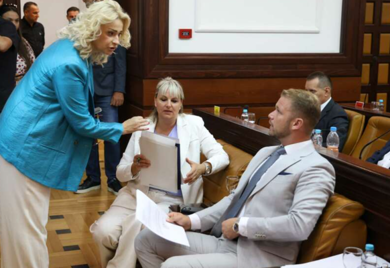 "Možemo raspravljati i o uticaju vlage na kredenac" Skupština grada Banjaluka počela prepucavanjem odbornika