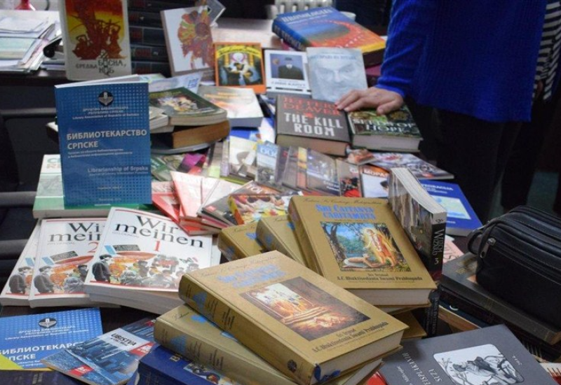 Književni klub "Vihor" poklonio knjige biblioteci u Stanarima