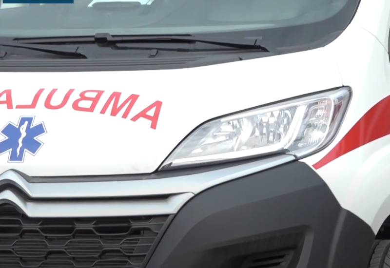 Automobil se prevrnuo na krov nakon sudara sa kamionom