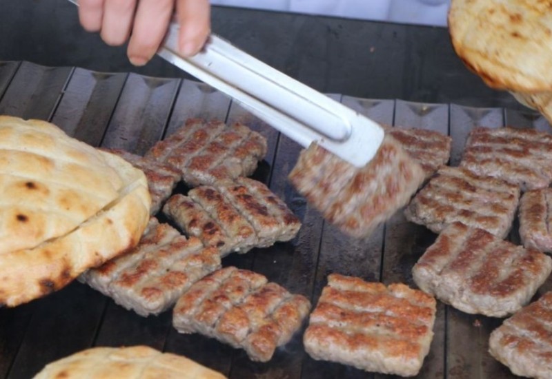 Velika porcija devet, mala pet KM: U Banjaluci otvoren šesti “Ćevap fest”