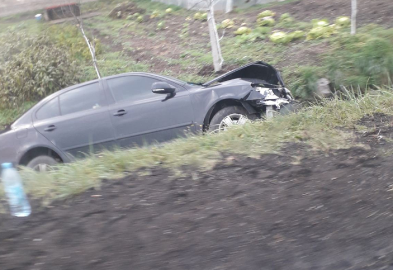 Automobil proklizao i sletio u kanal