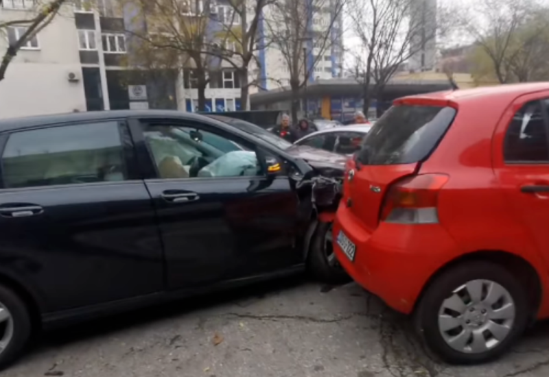 Djevojka izgubila kontrolu nad vozilom pa udarila nekoliko automobila
