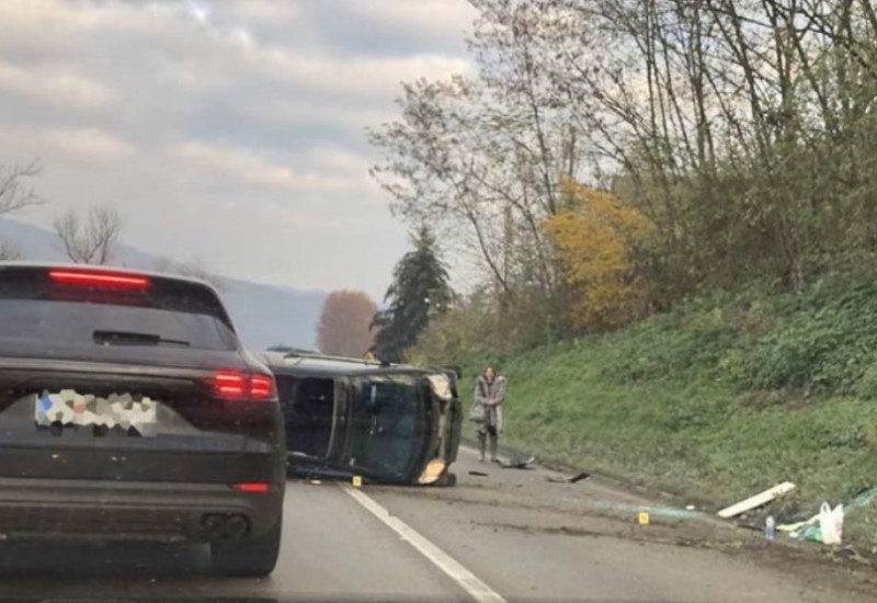 Udes na ulazu u Doboj, prevrnut automobil