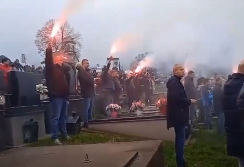 Navijači Borca bakljama se oprostili od Darka Vujinovića