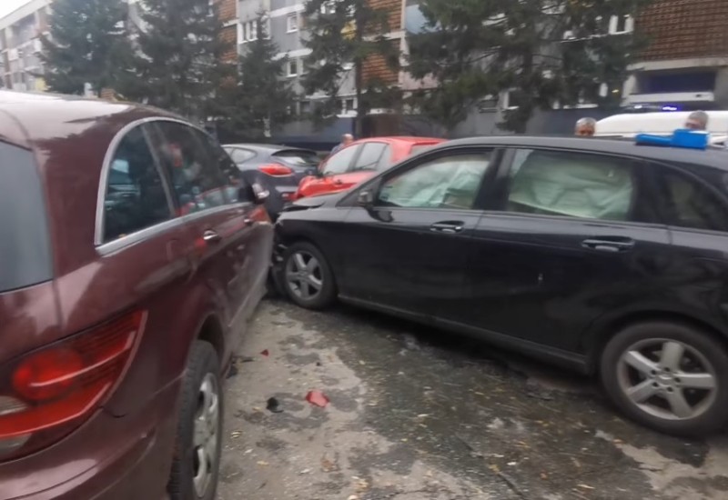 Djevojka svojim autom pokupila nekoliko tuđih (VIDEO)