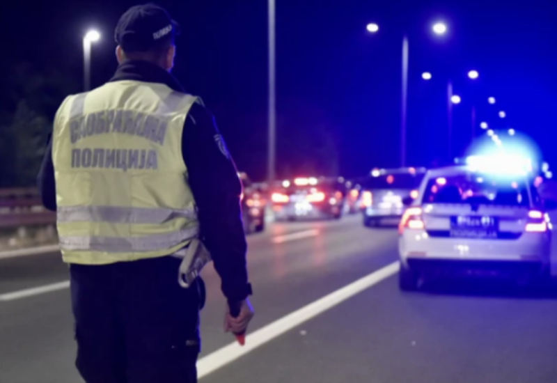 Automobil udario u prikolicu kamiona, vozilo s djecom u ogradu
