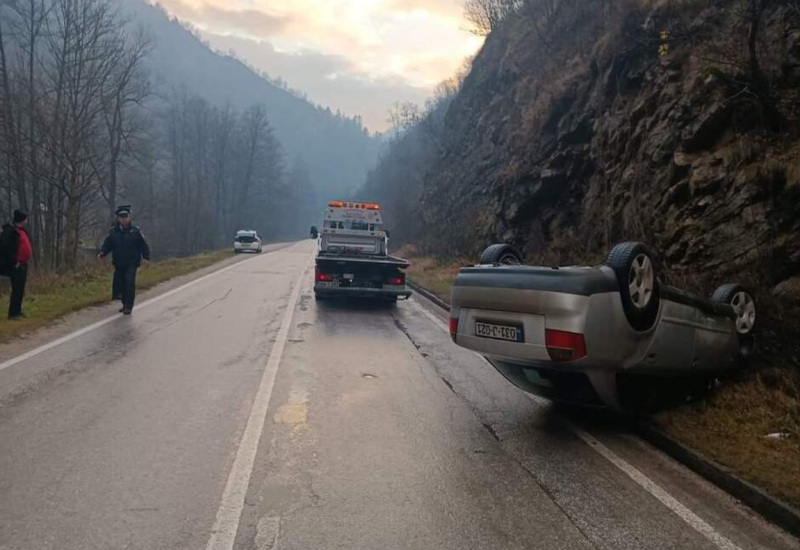 Saobraćajna nesreća kod Rogatice: Automobil završio na krovu, povrijeđen vozač