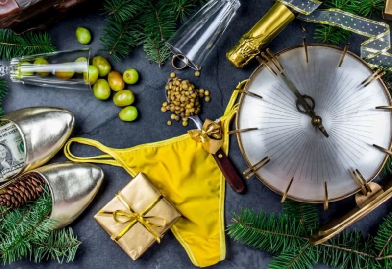 Novogodišnji običaji: Grožđe, žuti veš, kante, koferi i ljubičasto cvijeće