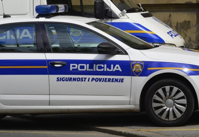 Vozač ispao iz auta koji je sletio na njega i usmrtio ga