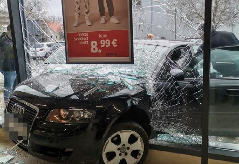 Penzionerka uletjela vozilom u izlog Lidla u pokušaju da se parkira