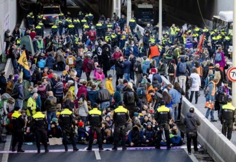 Klimatski aktivisti blokirali put u Hagu, policija uhapsila demonstrante