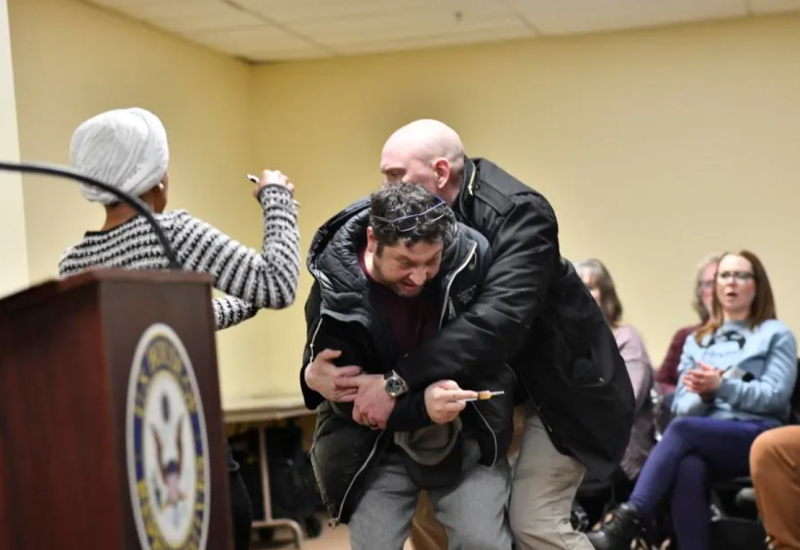 Napad na Ilhan Omar tokom tribine u Minesoti, mreže preplavljene tvrdnjama o mogućem namještanju (VIDEO)