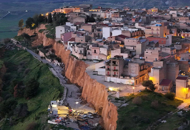 Novi snimci katastrofe na Siciliji: Grad na ivici provalije (VIDEO)