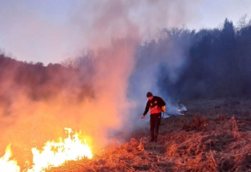 Palila mokro granje s benzinom, pa zapalila sebe