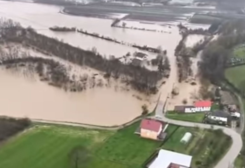 Poplavljena područja oko Gradiške, pogledajte snimak iz helikoptera (VIDEO)