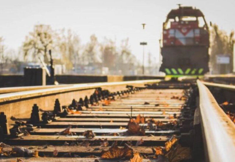 Zločin potresao Balkan: Svastiku držao na šinama, sve dok je voz nije pregazio