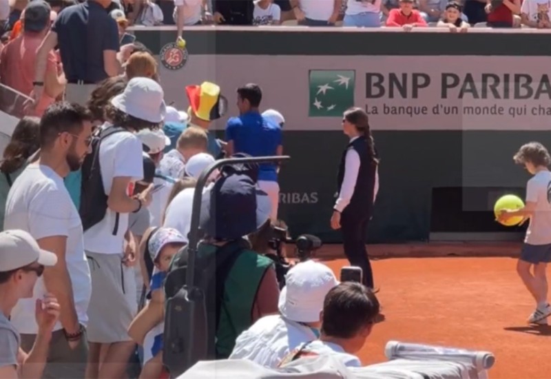 Đoković pomogao dječaku kojem je pozlilo, u naručju ga iznio na tribine